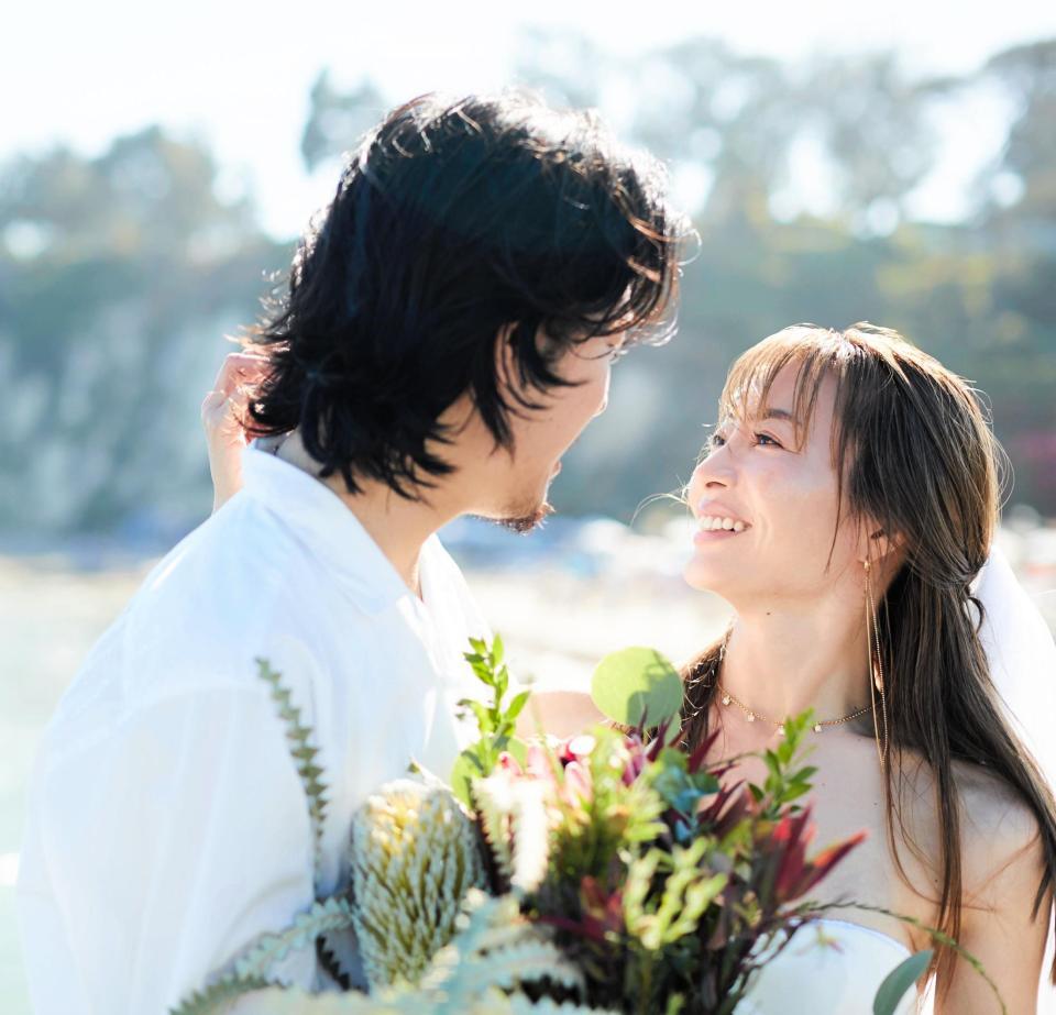 　新山千春のウエディングフォト（撮影：ｋｅｎｔａｒｏ　Ｍｉｎａｔｏ）