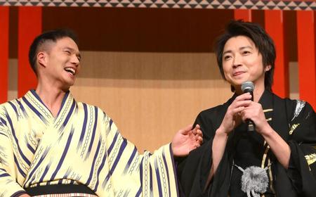 　おどける藤原竜也にツッコミを入れる市原隼人（左）＝東京・目黒のホテル雅叙園東京（撮影・堀内翔）