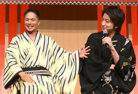 　息の合ったトークを披露する市原隼人（左）、藤原竜也＝東京・目黒のホテル雅叙園東京（撮影・堀内翔）