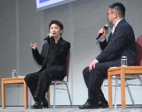 　自身の思いを語るＡＡＡ・與真司郎（左）＝東京・大手町の経団連会館（撮影・堀内翔）　