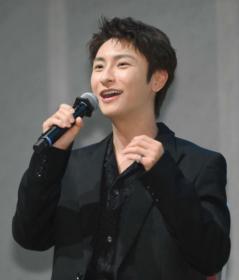 　オープニングであいさつをするＡＡＡ・與真司郎