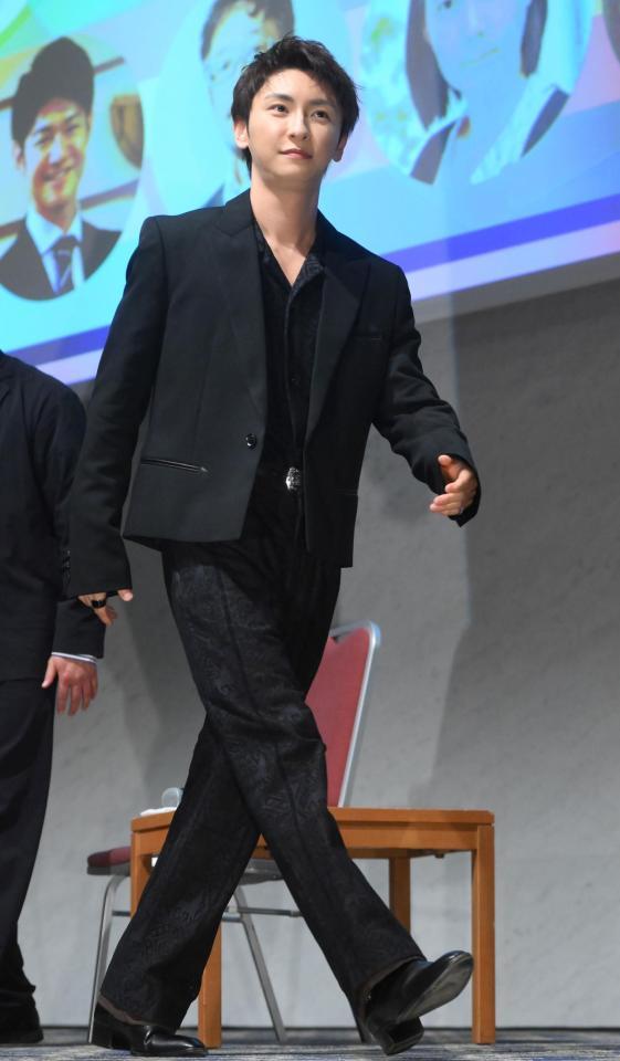 　降壇するＡＡＡ・與真司郎＝東京・大手町の経団連会館（撮影・堀内翔）