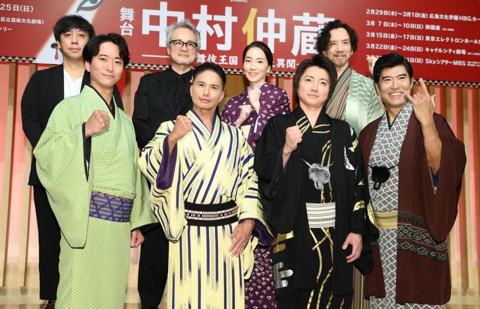 　フォトセッションでポーズを決める（前列左から）浅香航大、市原隼人、藤原竜也、高嶋政宏（後列左から）演出の蓬莱竜太、脚本の源孝志、尾上紫、今井朋彦＝東京・目黒のホテル雅叙園東京（撮影・堀内翔）