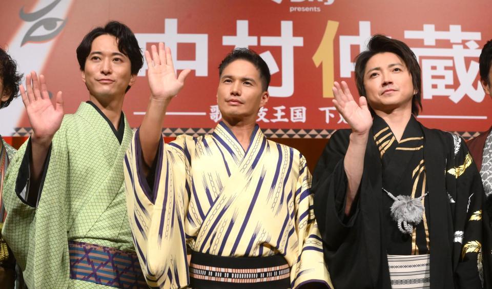 　フォトセッションで手を振る（左から）浅香航大、市原隼人、藤原竜也＝東京・目黒のホテル雅叙園東京（撮影・堀内翔）