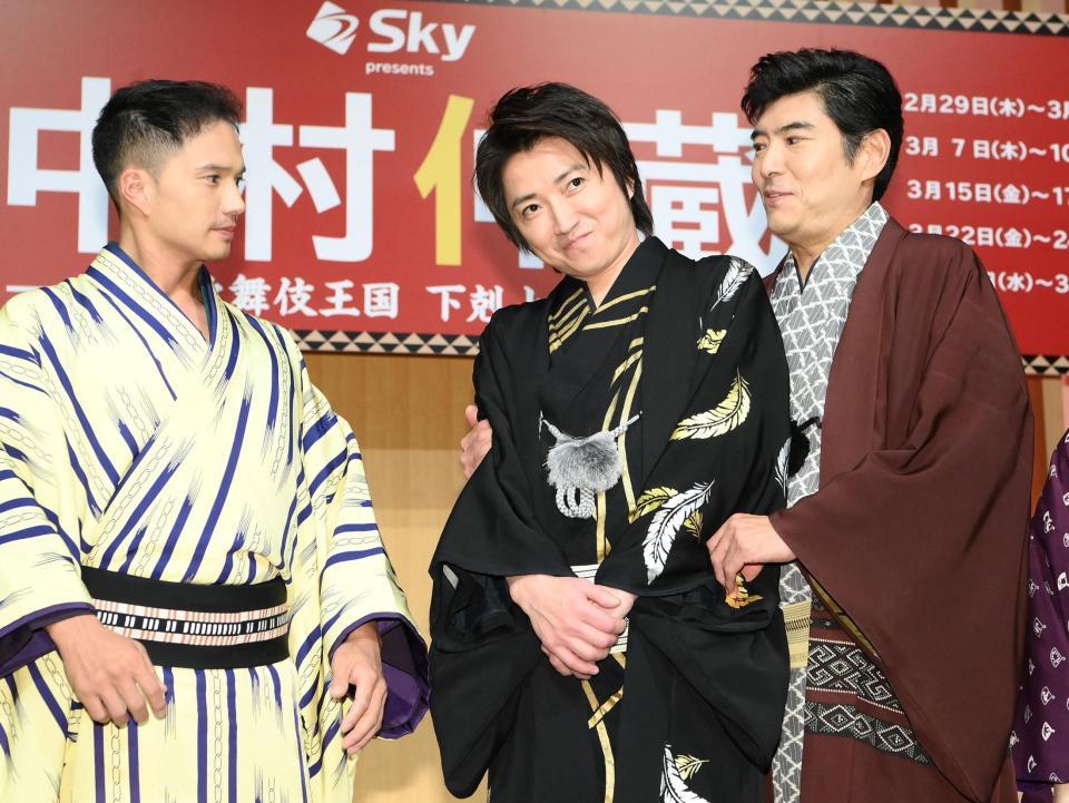 　フォトセッションに前におどける藤原竜也（中央）と高嶋政宏（右）。左は市原隼人＝東京・目黒のホテル雅叙園東京（撮影・堀内翔）
