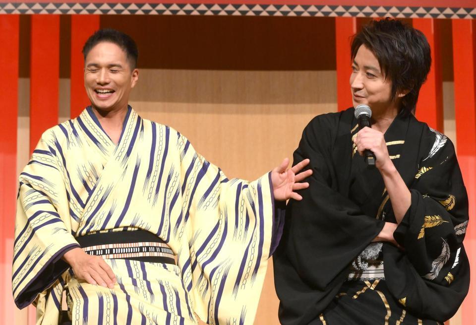 　息の合ったトークを披露する市原隼人（左）、藤原竜也＝東京・目黒のホテル雅叙園東京（撮影・堀内翔）