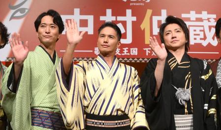 　フォトセッションで手を振る（左から）浅香航大、市原隼人、藤原竜也＝東京・目黒のホテル雅叙園東京（撮影・堀内翔）