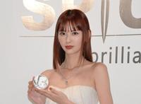 　「ＳＰＩＣＡＲＥ　Ｖ３ブリリアントファンデーション」新製品発表会見に登場した鈴木えみ