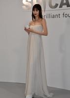 　「ＳＰＩＣＡＲＥ　Ｖ３ブリリアントファンデーション」新製品発表会見に登場した鈴木えみ