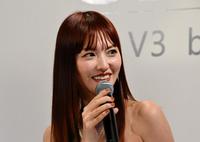 　「ＳＰＩＣＡＲＥ　Ｖ３ブリリアントファンデーション」新製品発表会見に登場した鈴木えみ