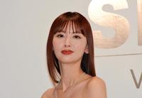 　「ＳＰＩＣＡＲＥ　Ｖ３ブリリアントファンデーション」新製品発表会見に登場した鈴木えみ