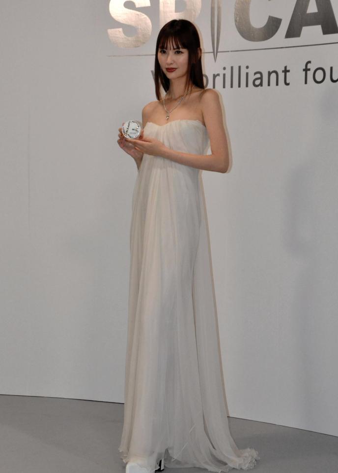 　「ＳＰＩＣＡＲＥ　Ｖ３ブリリアントファンデーション」新製品発表会見に登場した鈴木えみ