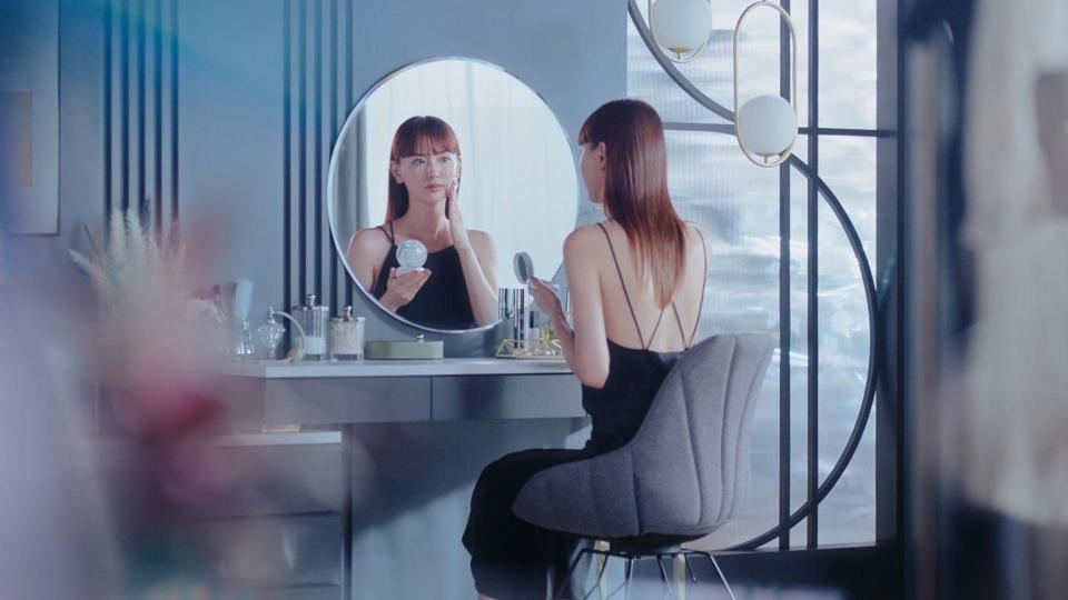 　「ＳＰＩＣＡＲＥ　Ｖ３ブリリアントファンデーション」のＷｅｂＣＭより