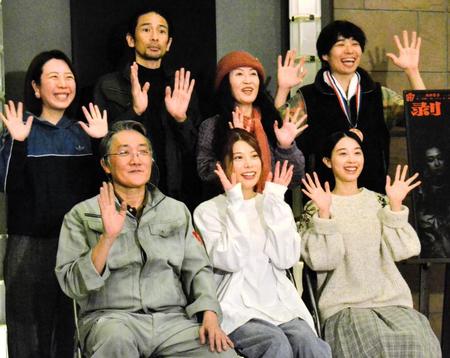 　舞台「剥愛」公開前の囲み取材に応じた（前列左から）吉見一豊、さとうほなみ、瀬戸さおり、（後列左から）脚本・選出の山田佳奈氏、山中聡、柿丸美智恵、岩男海史