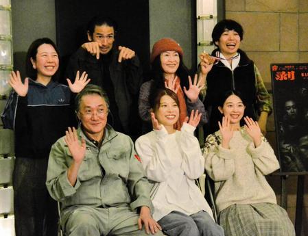 　舞台「剥愛」公開前の囲み取材に応じた（前列左から）吉見一豊、さとうほなみ、瀬戸さおり、（後列左から）脚本・選出の山田佳奈氏、山中聡、柿丸美智恵、岩男海史