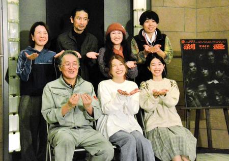 　舞台「剥愛」公開前の囲み取材に応じた（前列左から）吉見一豊、さとうほなみ、瀬戸さおり、（後列左から）脚本・選出の山田佳奈氏、山中聡、柿丸美智恵、岩男海史