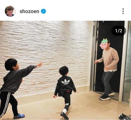 　愛らしい長男＆次男と豆まきする遠藤章造。昨年２月のインスタグラム＠ｓｈｏｚｏｅｎより