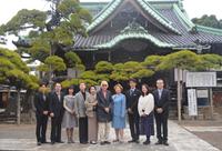 　帝釈天境内で撮影を行った（左から）喜多村一朗、田口守、瀬戸摩純、河合雪之丞、波乃久里子、山田洋次監督、水谷八重子、丹羽貞仁、石原舞子、児玉真二＝東京・柴又帝釈天