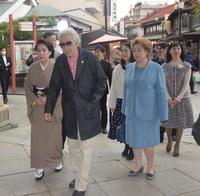 　参道行列を行った山田洋次監督（中央）ら＝東京・柴又帝釈天