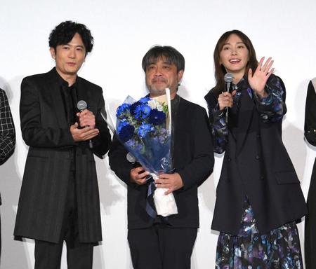 　東京国際映画祭で最優秀監督賞を受賞した岸善幸監督（中央）を祝福する稲垣吾郎（左）と新垣結衣（撮影・伊藤笙子）