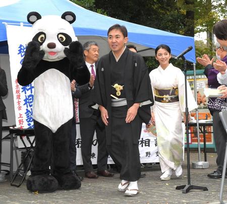 　一日税務署長を務めた林家三平（中央）、国分佐智子（右）夫妻（撮影・佐藤厚）