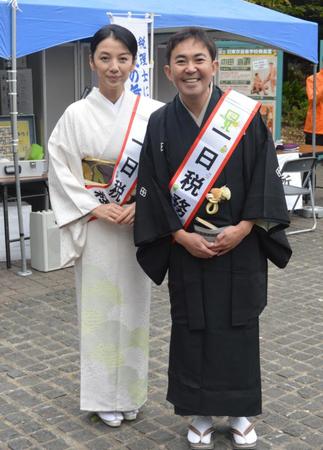　和装姿で一日税務署長を務めた林家三平（右）、国分佐智子夫妻