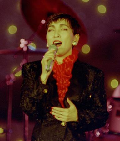　日本レコード大賞表彰式で熱唱する大橋純子さん＝１９９２年１１月