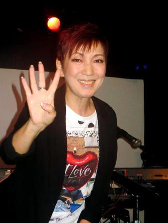　４０周年記念ライブで「４」のポーズを作る大橋純子さん＝２０１４年７月