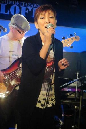 　４０周年記念ライブで熱唱する大橋純子さん＝２０１４年７月