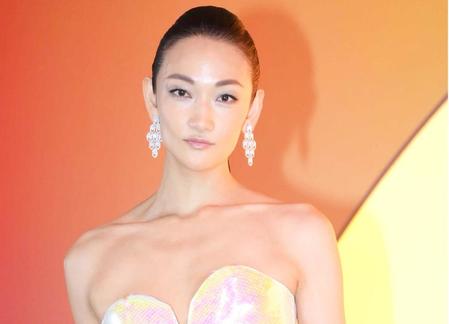 マジで体のほとんどが脚!冨永愛の「歩く芸術品」姿 ネット「参考にしたらアウト」驚き&あきれ