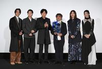 　最優秀監督賞を受賞した岸善幸監督（中央右）を祝福する（左から）佐藤寛太、磯村勇斗、稲垣吾郎、新垣結衣、東野絢香（撮影・伊藤笙子）