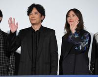 　公開記念舞台あいさつに登場した稲垣吾郎（左）と新垣結衣（撮影・伊藤笙子）
