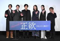 　公開記念舞台あいさつに登場した（左から）佐藤寛太、磯村勇斗、稲垣吾郎、新垣結衣、東野絢香、岸善幸監督（撮影・伊藤笙子）