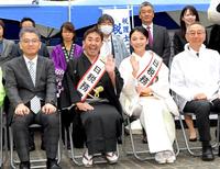 一日税務署長を務めた林家三平（中央左）と国分佐智子（中央右）夫妻＝東京・上野恩賜公園（撮影・佐藤厚）