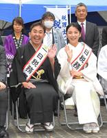 　一日税務署長を務めた林家三平（左）と国分佐智子（右）夫妻（撮影・佐藤厚）