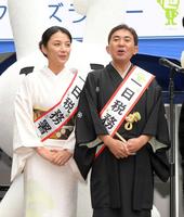 　イベントの開会宣言をする林家三平（右）、国分佐智子夫妻（撮影・佐藤厚）