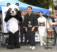 　一日税務署長を務めた林家三平（中央）、国分佐智子（右）夫妻（撮影・佐藤厚）