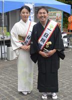 　和装姿で一日税務署長を務めた林家三平（右）、国分佐智子夫妻