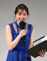　笑顔で司会を務める若林有子アナウンサー（撮影・金田祐二）