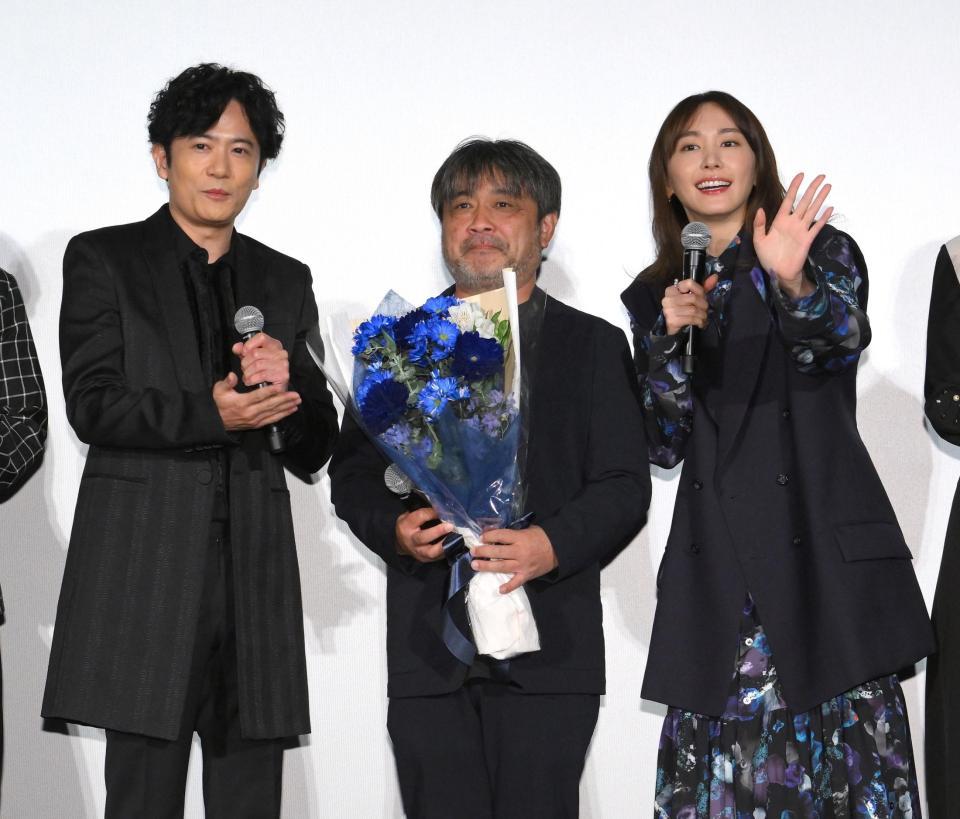 　東京国際映画祭で最優秀監督賞を受賞した岸善幸監督（中央）を祝福する稲垣吾郎（左）と新垣結衣（撮影・伊藤笙子）