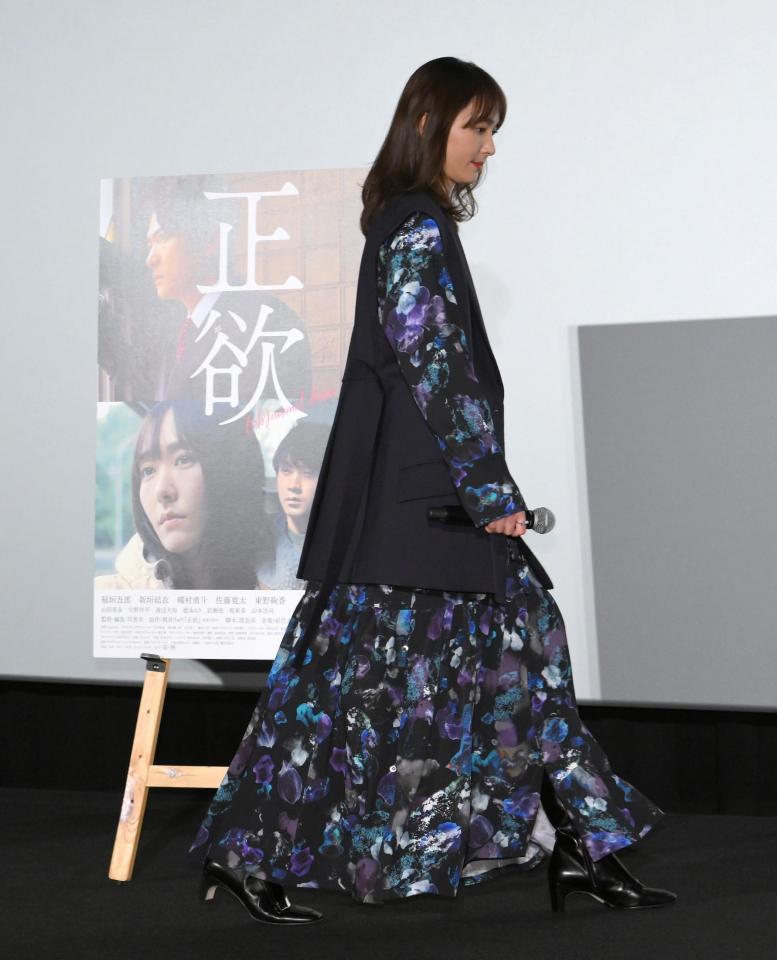 　公開記念舞台あいさつにネイビーの花柄ワンピース姿で登場した新垣結衣（撮影・伊藤笙子）