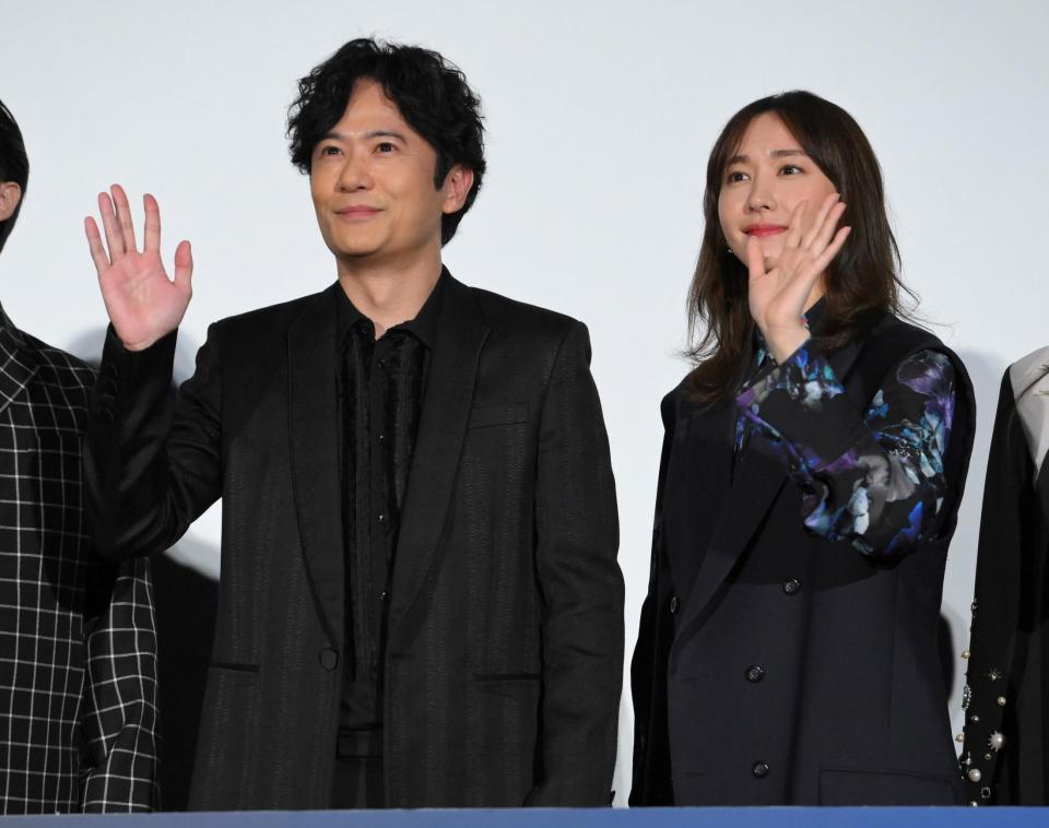 　公開記念舞台あいさつに登場した稲垣吾郎（左）と新垣結衣（撮影・伊藤笙子）