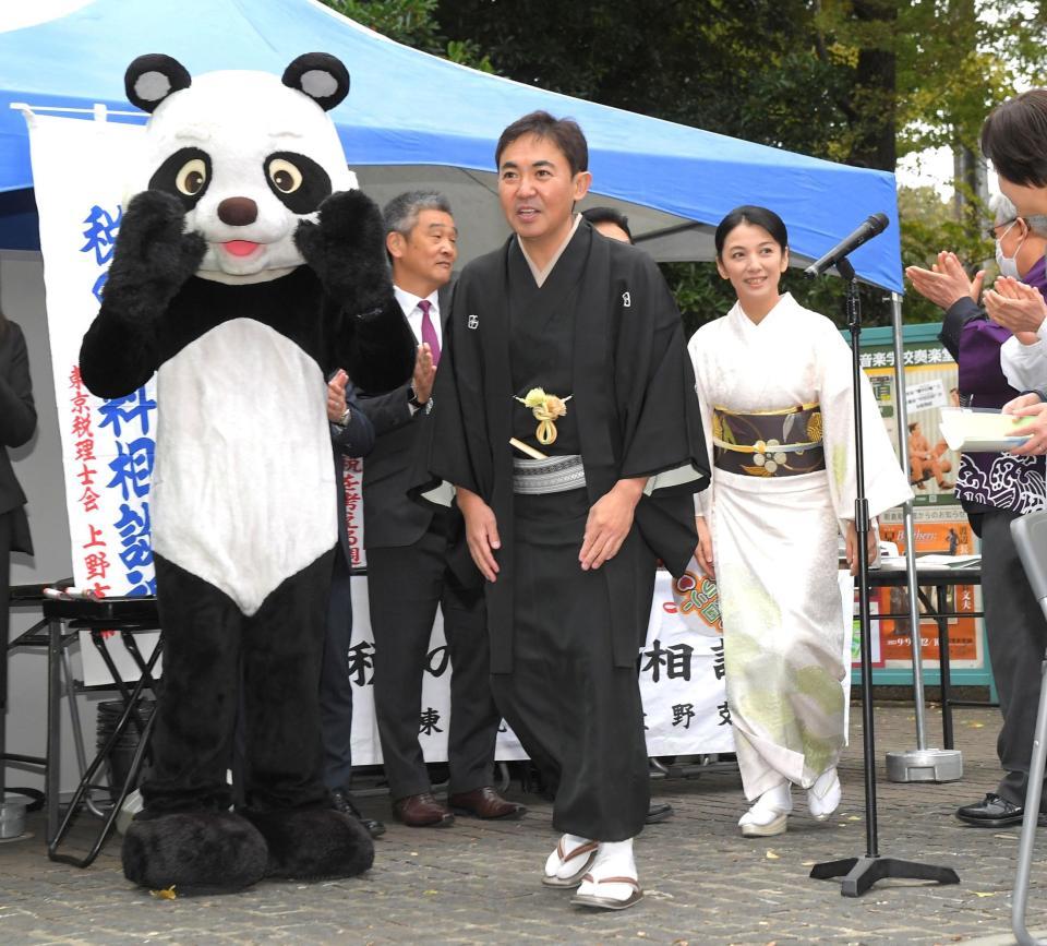 　一日税務署長を務めた林家三平（中央）、国分佐智子（右）夫妻（撮影・佐藤厚）