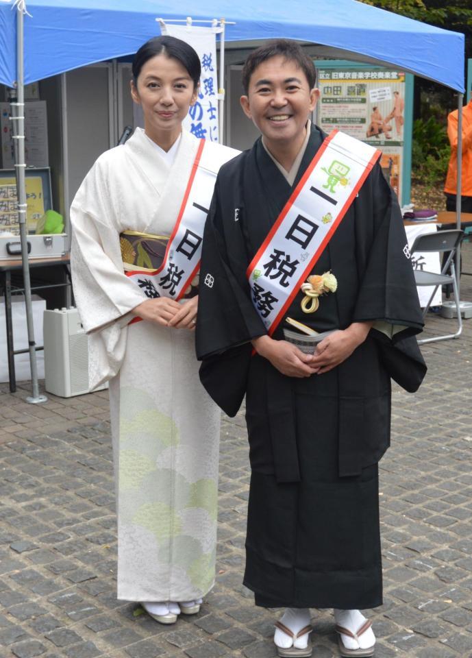 　和装姿で一日税務署長を務めた林家三平（右）、国分佐智子夫妻