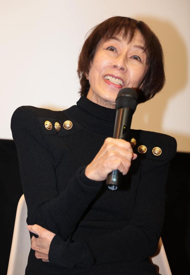 　笑顔で鈴木清順監督との思い出を語る大楠道代（撮影・吉澤敬太）