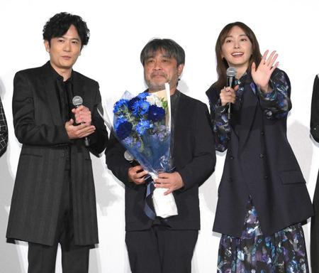 　最優秀監督賞を受賞した岸善幸監督（中央）を祝福する稲垣吾郎（左）と新垣結衣（撮影・伊藤笙子）