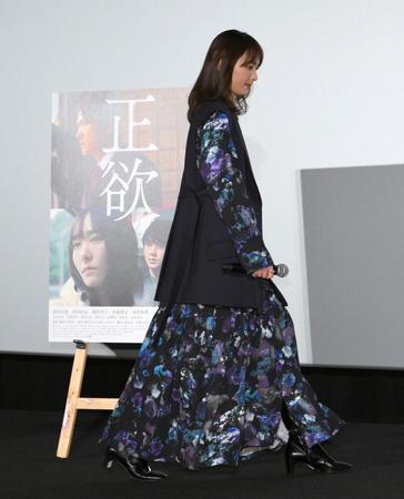 　公開記念舞台あいさつにネイビーの花柄ワンピース姿で登場した新垣結衣（撮影・伊藤笙子）