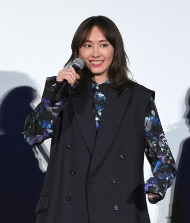 　公開記念舞台あいさつの締めを急きょ任され、思わず固まる新垣結衣（撮影・伊藤笙子）