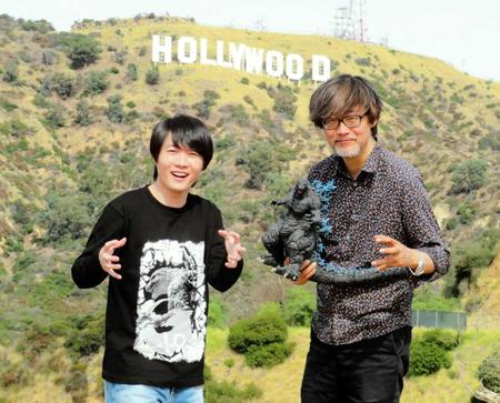 　ハリウッドサインを前にゴジラポーズをする神木隆之介（左）と山崎貴監督