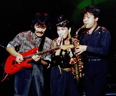 　環太平洋音楽祭で熱唱する大橋純子さん（中央）＝１９９１年